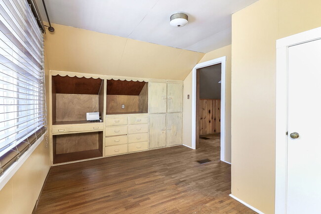 Building Photo - 405 Singer Ave