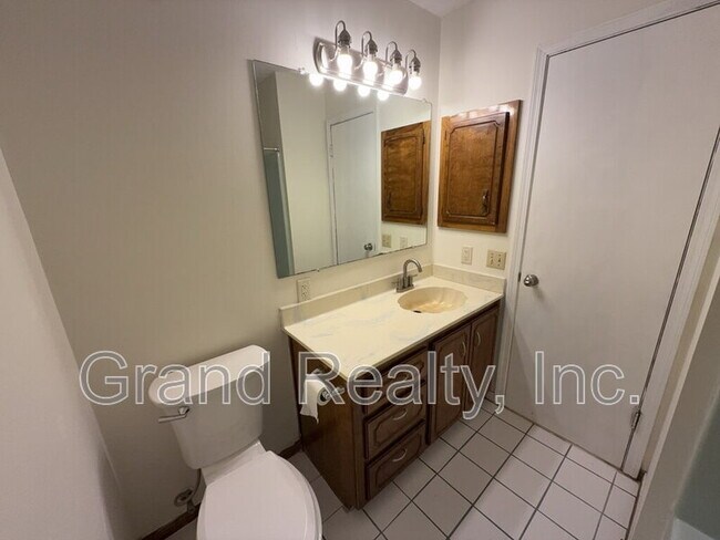 Building Photo - 5621 Lia Dr