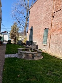Building Photo - 833 Main St