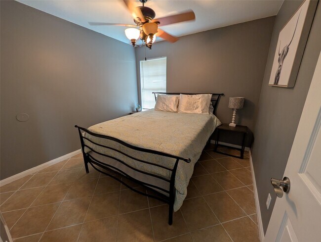 Building Photo - 714 N Vista Dr