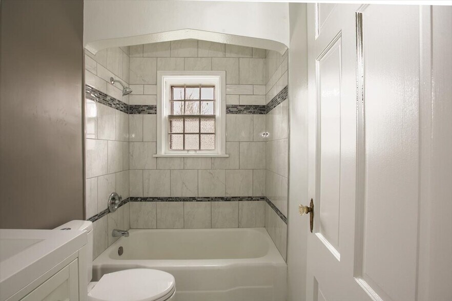 Full bathroom - 148 Niagara Ave