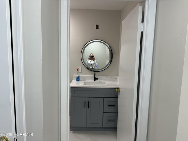 Building Photo - 4B Winthrop Pl