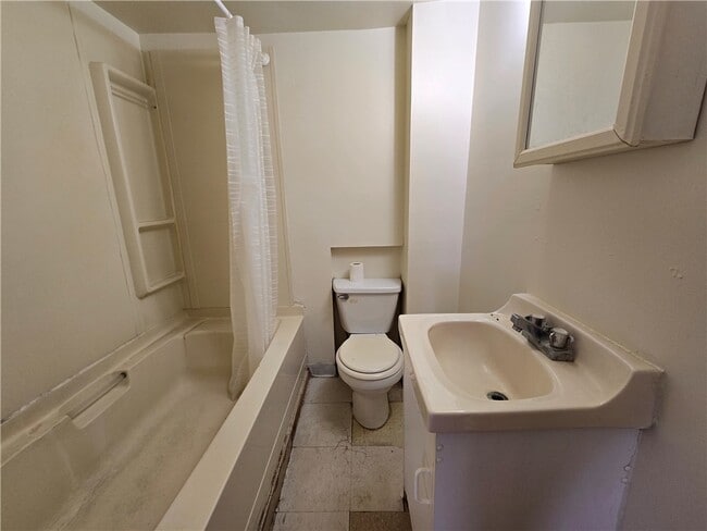 Building Photo - 130 E Elisha St