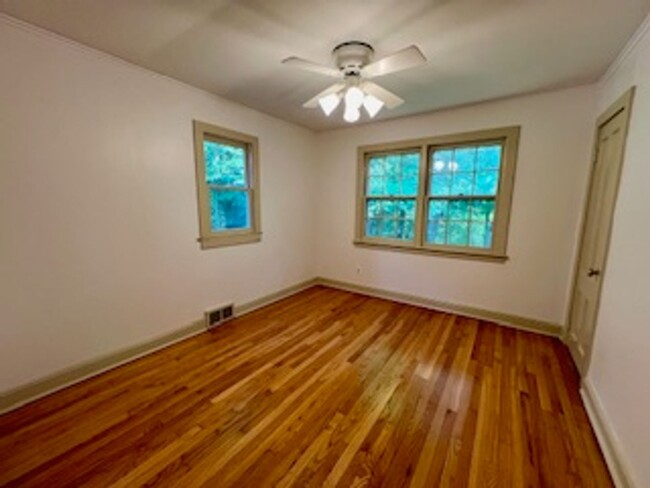 Building Photo - Cozy, 2 bedroom Single Family Home
