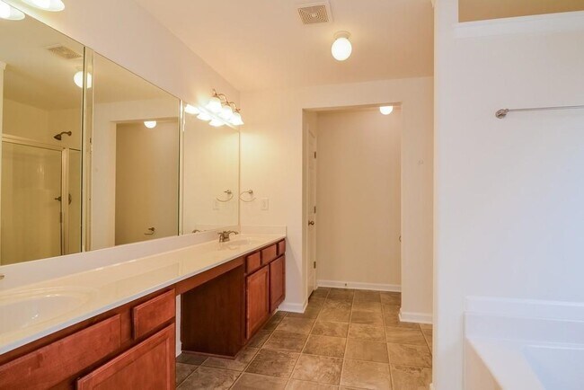 Building Photo - 5780 Weddington Dr