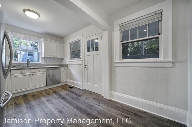 Building Photo - 2 br, 1 bath House - 205 W 6th St