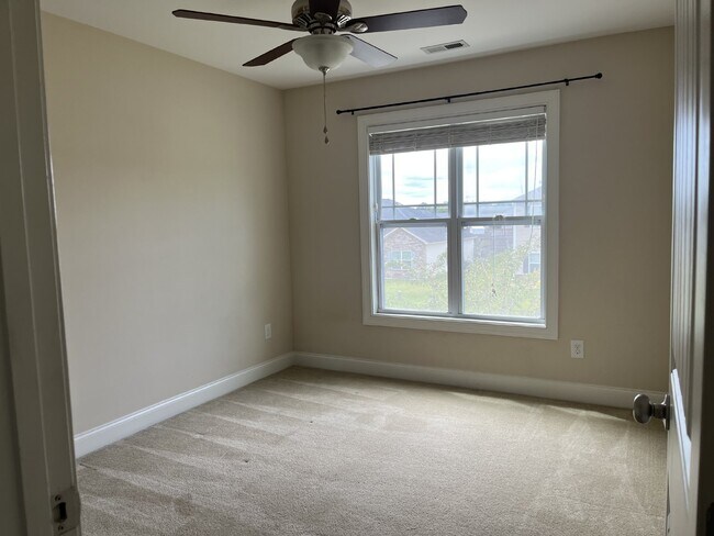 Building Photo - 834 Solomon Dr