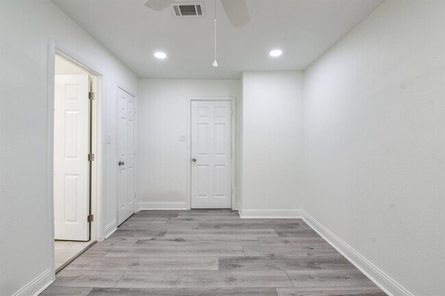 Building Photo - 527 FM 787