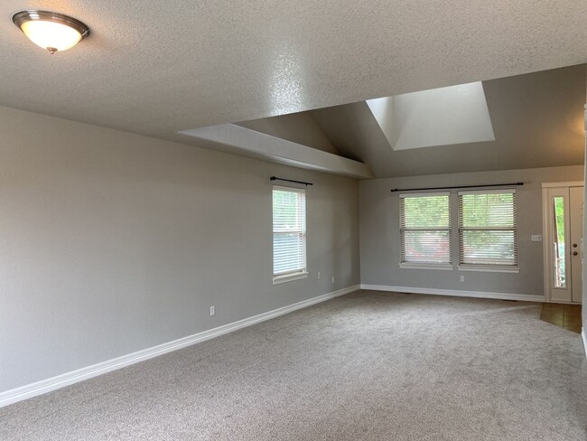 Building Photo - Start a Lease by 2/28/25 and pay $2,800 fo...