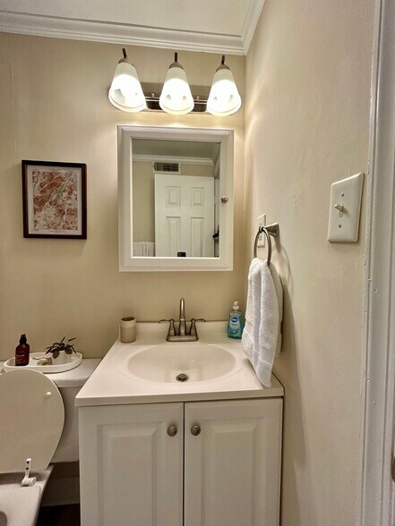 Bathroom - 1106 S Lombardy St