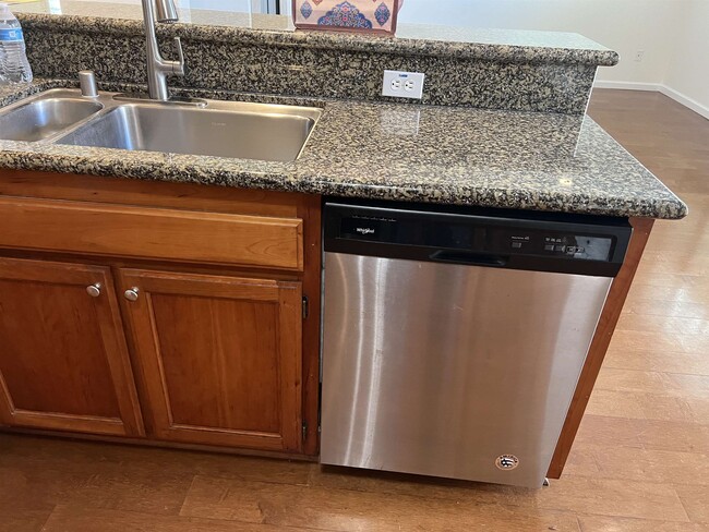 Building Photo - 1112 Park W Dr