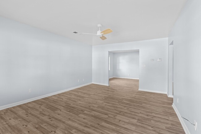 Building Photo - Stylish & Newly Renovated 3 Bedroom 2 Bath...