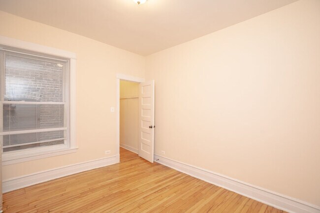 Building Photo - 1530 W Wilson Ave