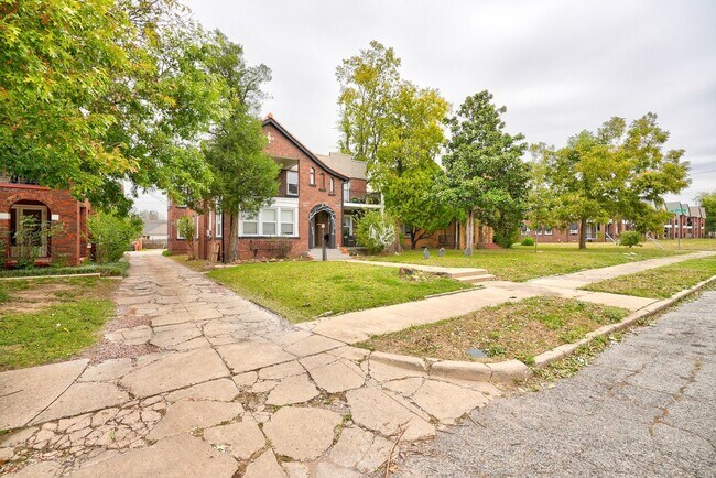 Building Photo - Exquisite 1 Bedroom Brownstone Apartment Steps Away from The Plaza District!