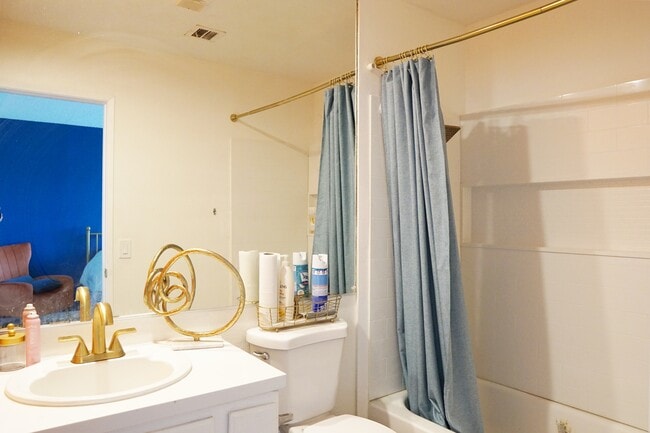 Building Photo - 437 S Calle El Segundo