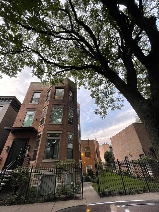 Building Photo - 1022 W Wolfram St