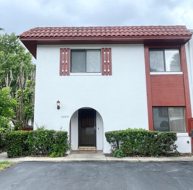Building Photo - 2085 Oak Meadow Cir