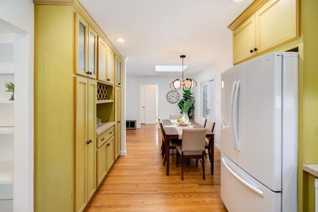 Building Photo - Light-Filled San Leandro Gem w/ Dual Garages & Expansive Yard