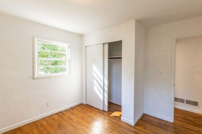 Building Photo - 104 Stratford Ct