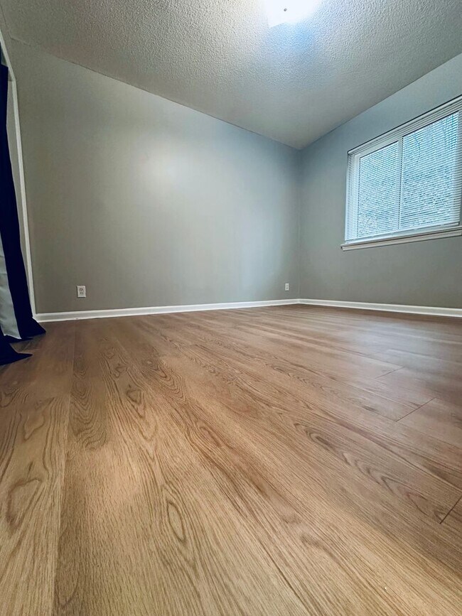 Building Photo - 3340 Pinewood Ave