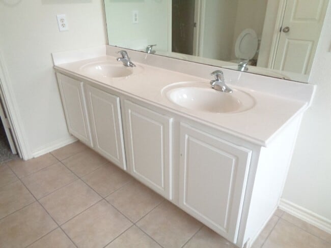 Building Photo - Beautiful 3BR Townhome in Villas of Oakwood Glen – Klein ISD