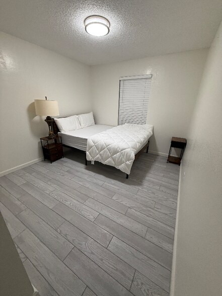 Building Photo - 2066 Vista Dr