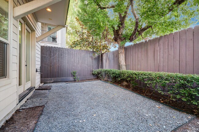 Building Photo - 2409 Morse St