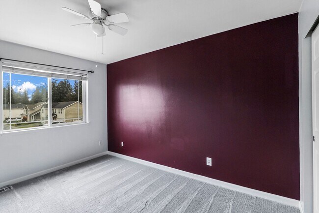 Building Photo - 4 Bedroom 2.5 Bathroom - Redwing - Pet Fri...
