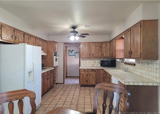 Building Photo - 415641 E 1094 Rd