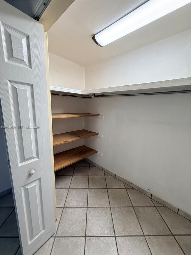 Building Photo - 561 W 39th St
