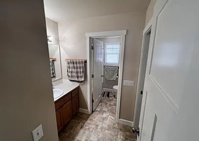 Building Photo - Great Neighborhood 3bd/ 2.5 Avail. Nov. 28th