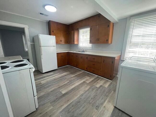 Building Photo - 2056 Emogene St