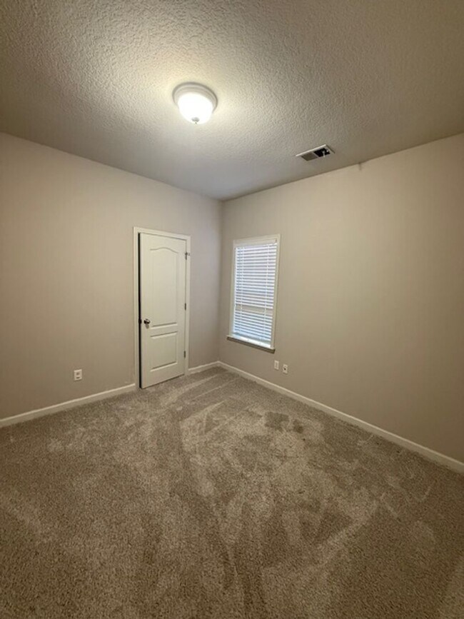 Building Photo - 3 bed 2 bath home with a large bonus room and an additional room that would be perfect for an off...