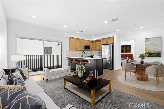 Building Photo - 1340 N Kingsley Dr