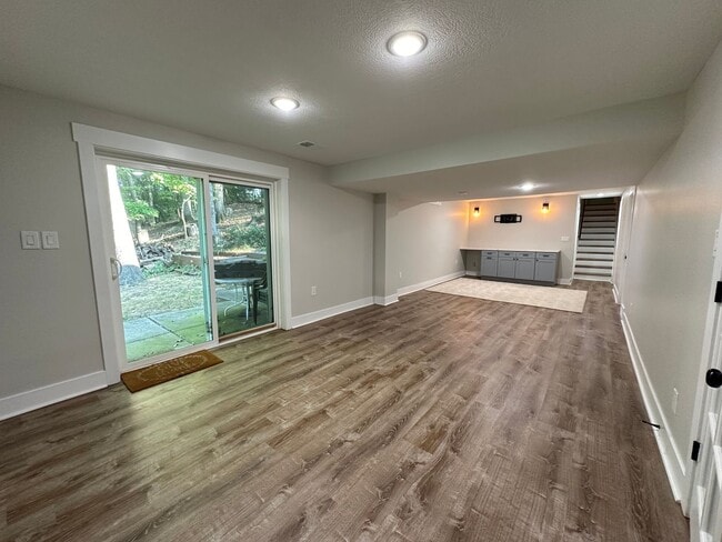 Building Photo - Large 4 bedroom ranch in Forest Hills