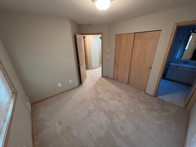 Building Photo - Charming 2 Bedroom Condo minutes from I5 a...