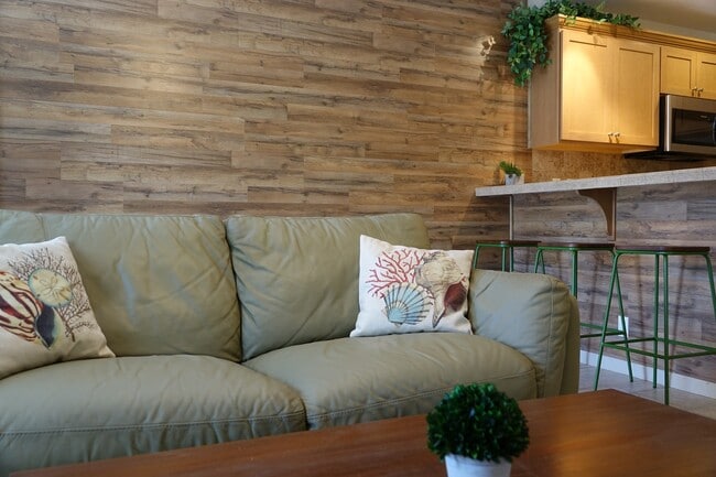 Building Photo - 3 bedroom, 1.5 bathroom furnished condo at...
