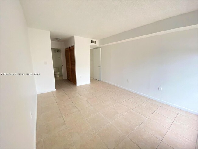 Building Photo - 8860 SW 123rd Ct