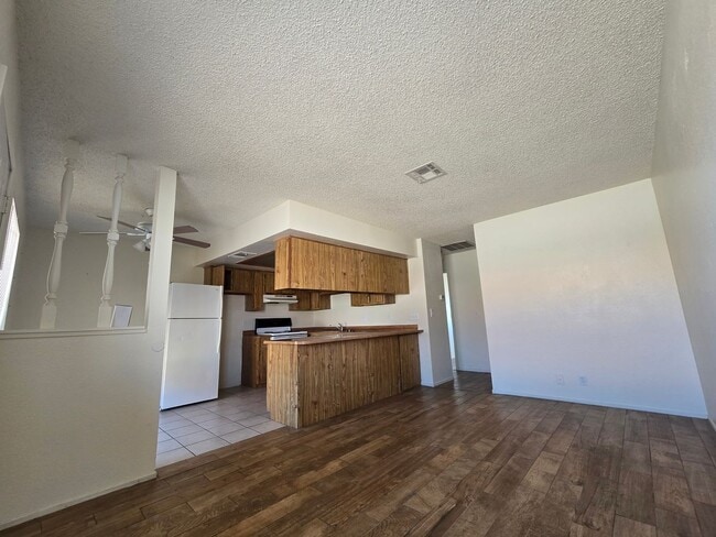 Building Photo - A nice & cozy 1-bedroom, 1-bathroom upstairs condo