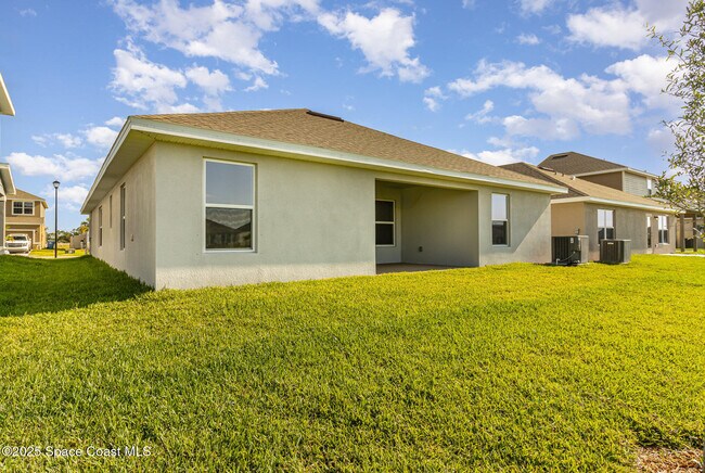 Building Photo - 2482 Carrick St