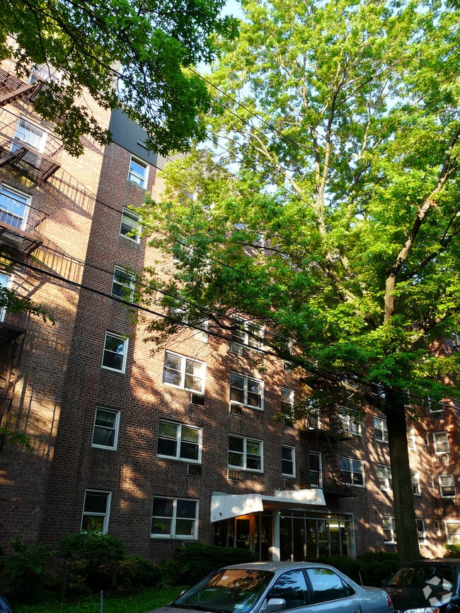 Building Photo - 1560 Pelham Pky