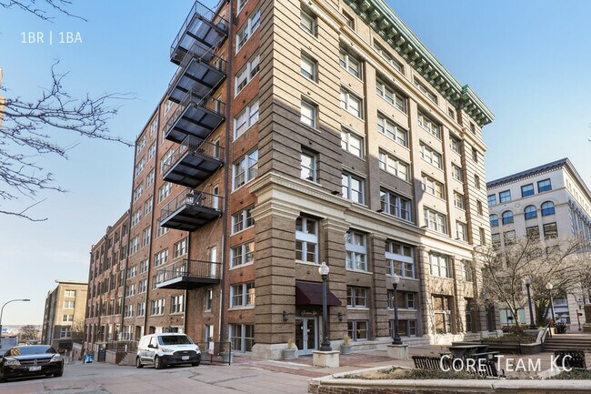 Building Photo - 408 W 8th St