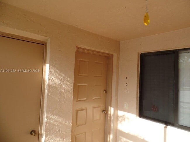 Building Photo - 280 Racquet Club Rd