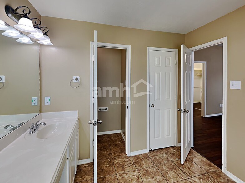 Building Photo - 1927 Makenna Ln