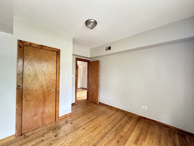 Building Photo - 6710 S Claremont Ave