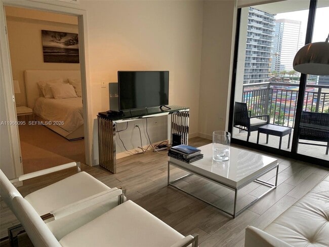 Building Photo - 999 SW 1st Ave