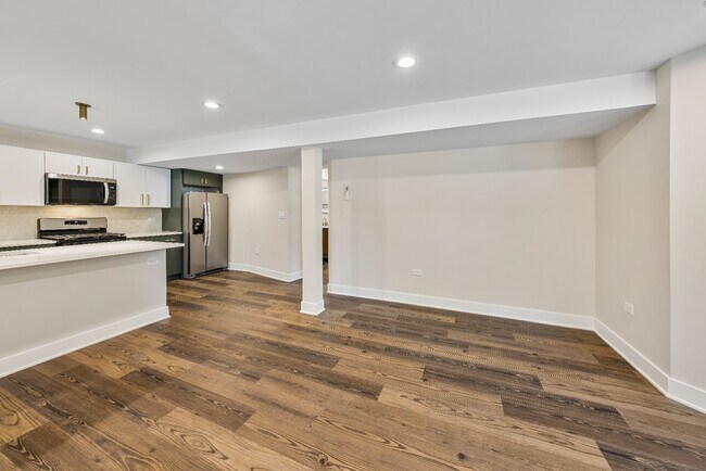 Building Photo - Garden unit: Renovated 3 bed in Logan Square - Now Leasing!