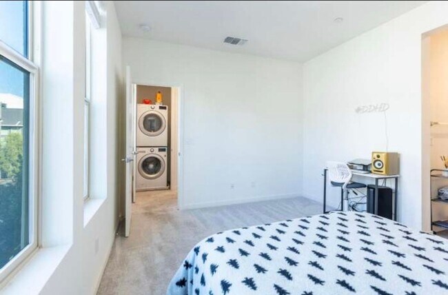 Building Photo - First Month Rent: FREE (with approved lease terms)