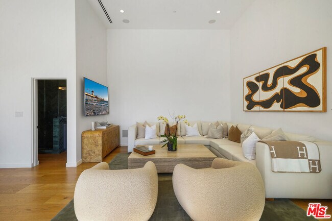 Building Photo - 8242 Hillside Ave