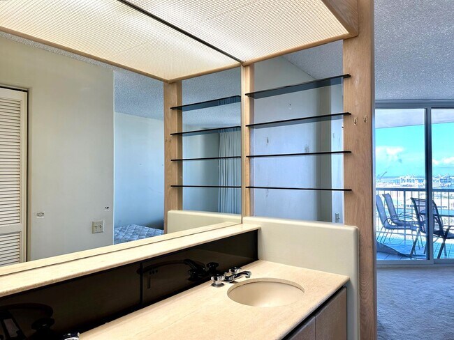 Building Photo - Subtly Furnished Honolulu Park Place 2BR/2BA/2PK Ocean View